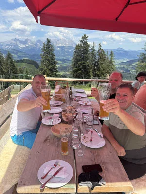 Gäste beim gemeinsamen Mittagessen auf der Seidlalm