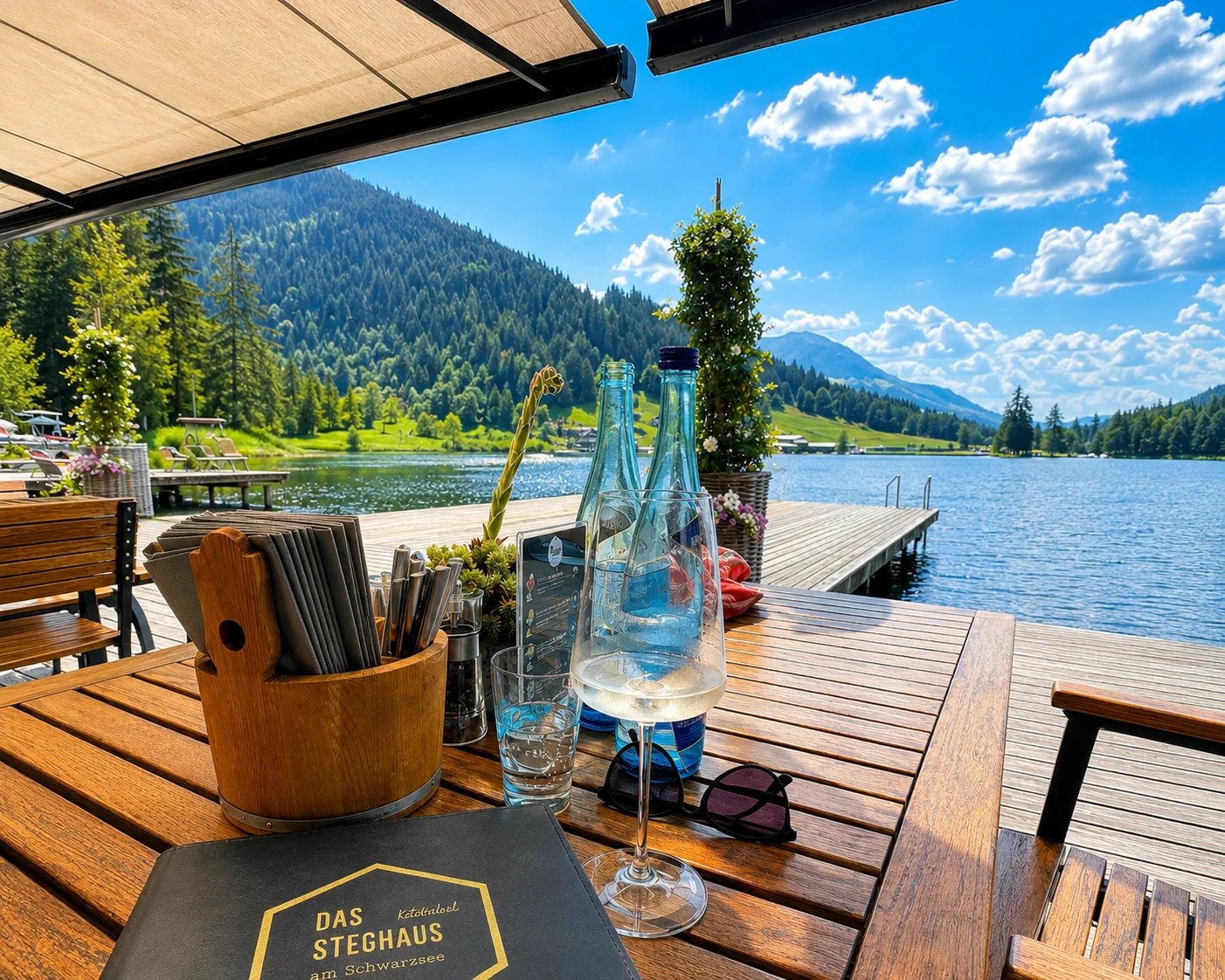 Gedeckter Tisch auf der Terrasse des Steghauses mit Blick auf den Schwarzsee